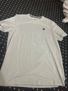 Under Armour xl like new Men's Light Gray Performance T-Shirt - Casual Crew Neck